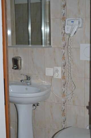 Гостевой дом Vila Villador Пьятра-Нямц Двухместный номер с 1 кроватью и собственной ванной комнатой-10